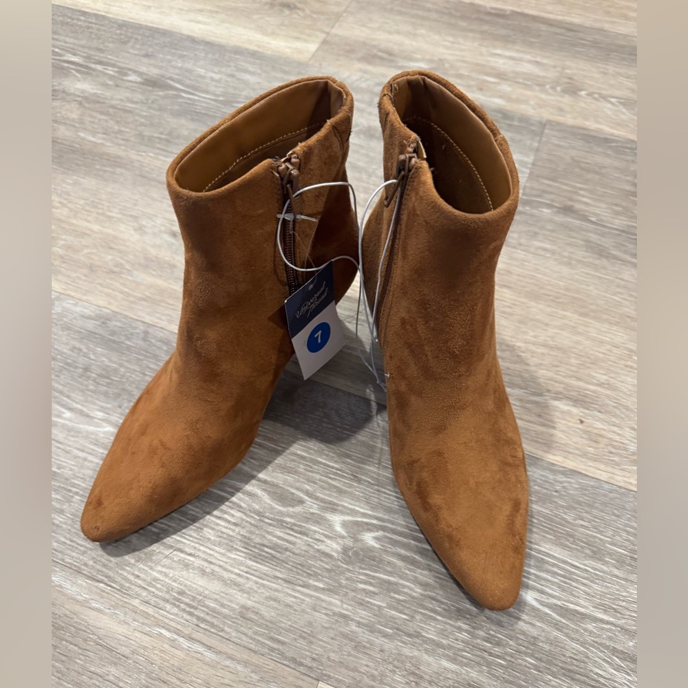 NWT Universal Thread heeled ankle booties size 7